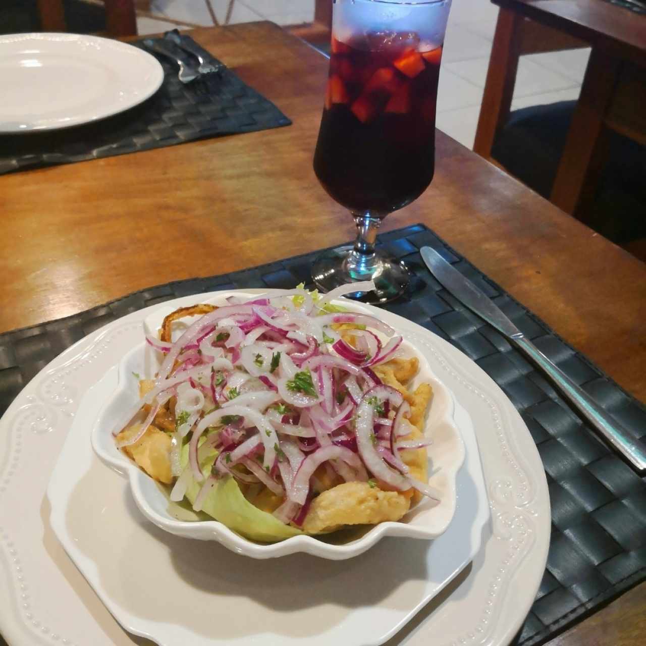 Ceviche frito con chicha morada