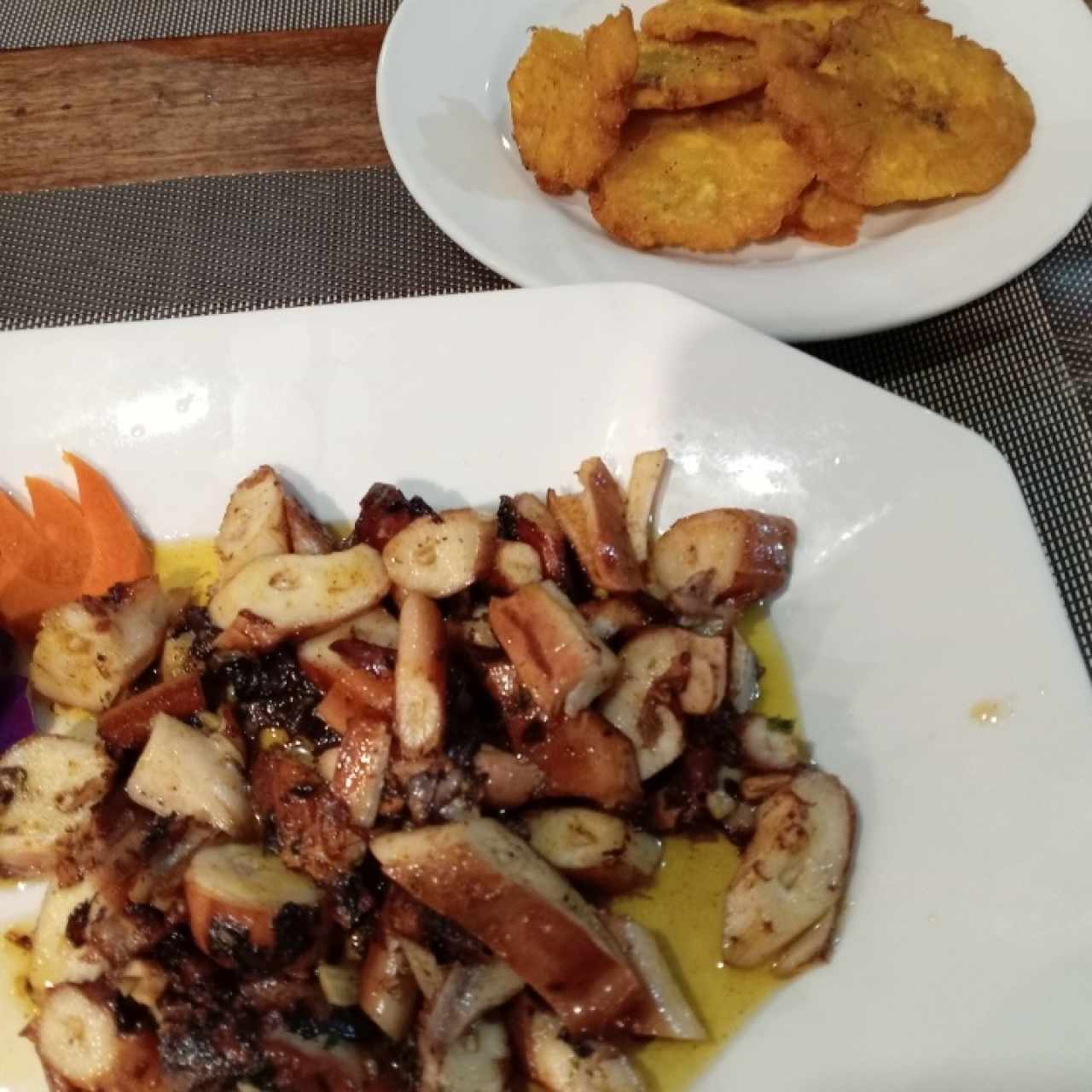 Pulpo al ajillo con patacones