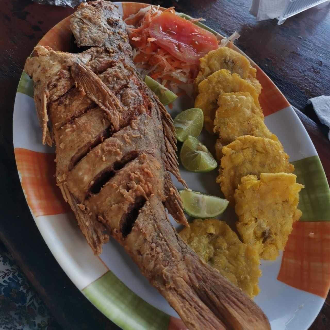 Pescado frito con patacones 