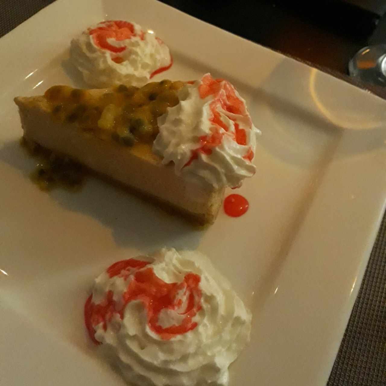 Cheesecake con un topping de maracuyá