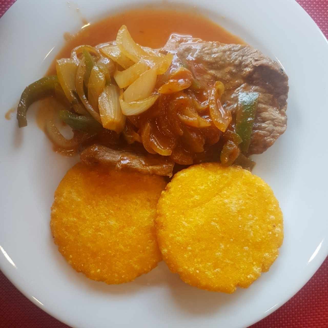 bistec encebollado