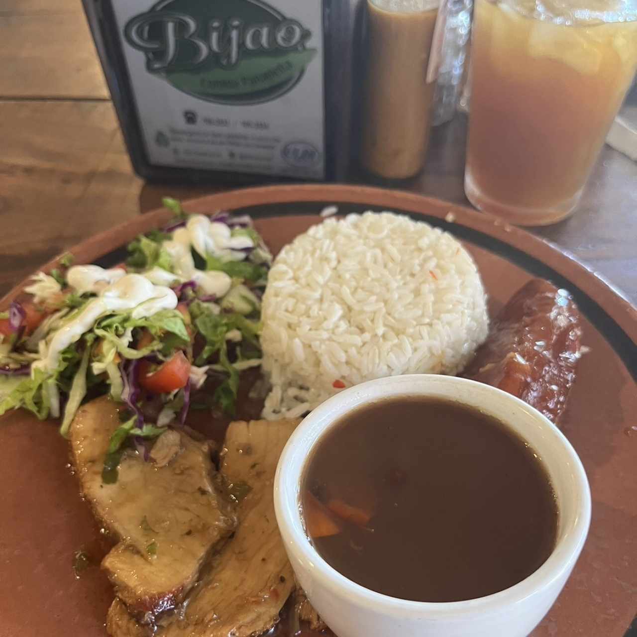 Pernil en salsa morena y acompañante 