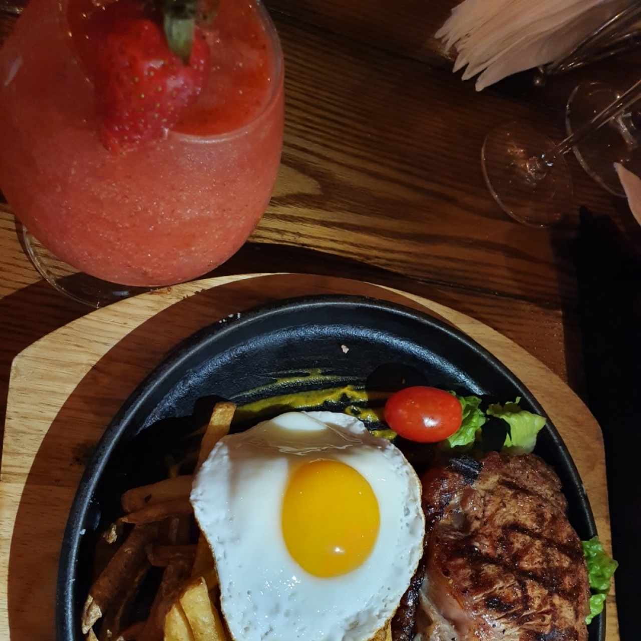 daiquirí de fresa  y filete de carne