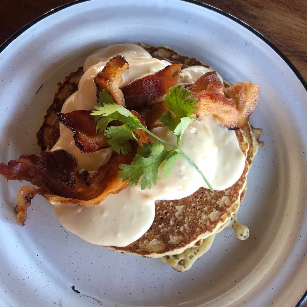 huevos benedictos con pancakes y tocino