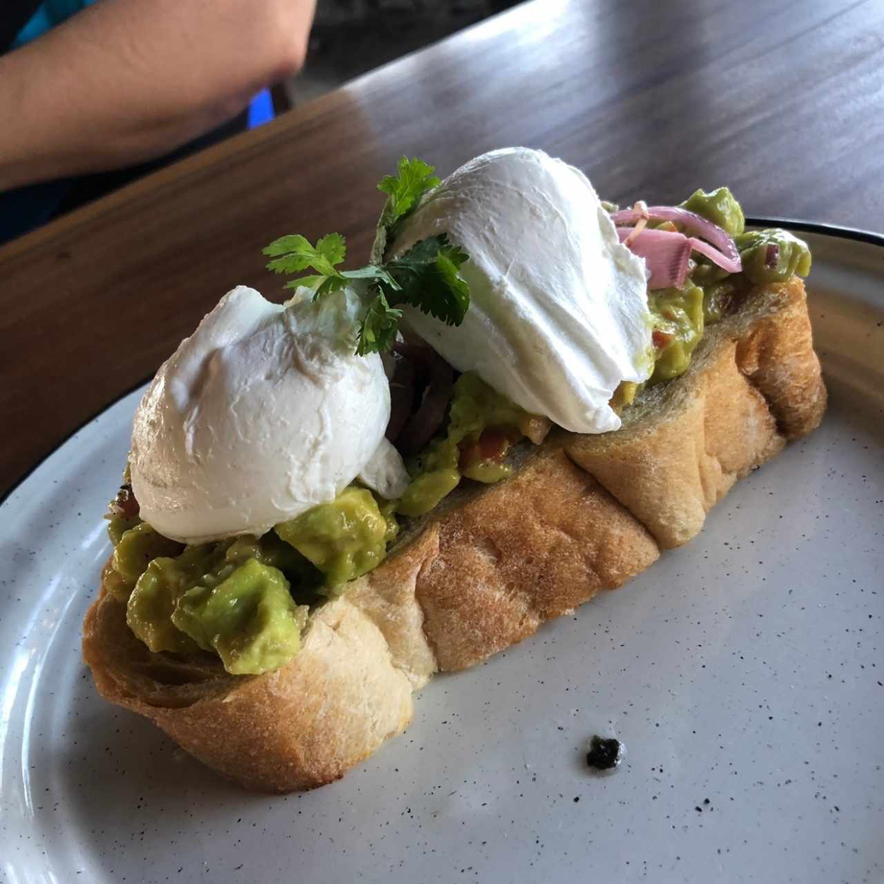 tostada con aguacate y huevos ponchados