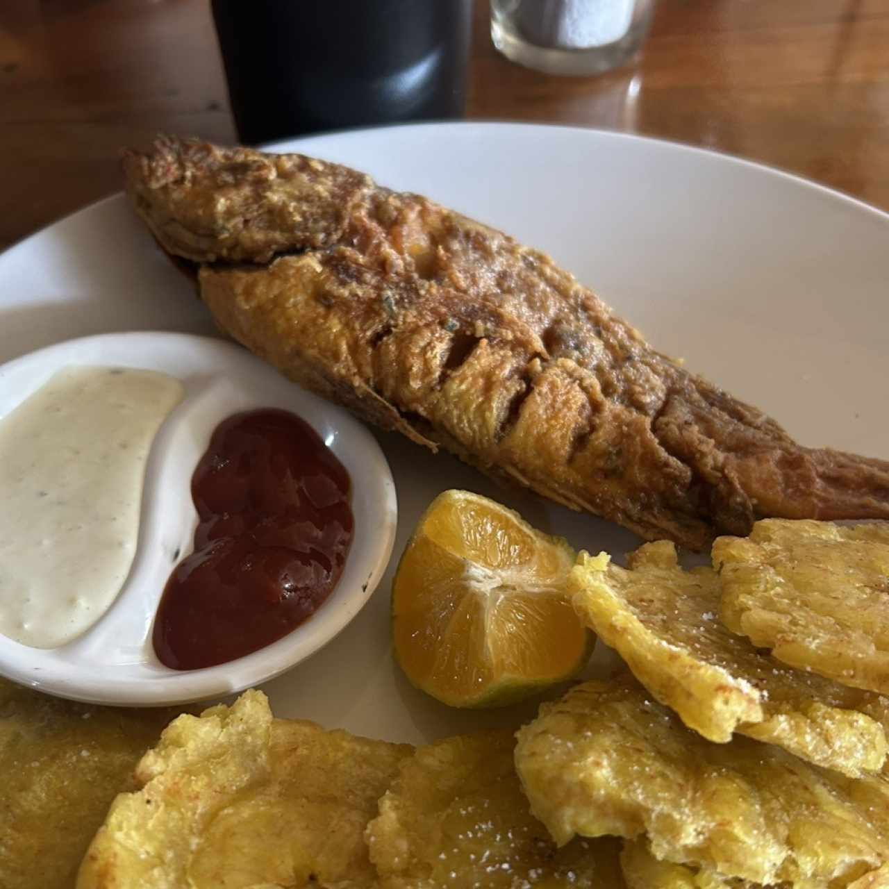 Pescado frito con patacones 