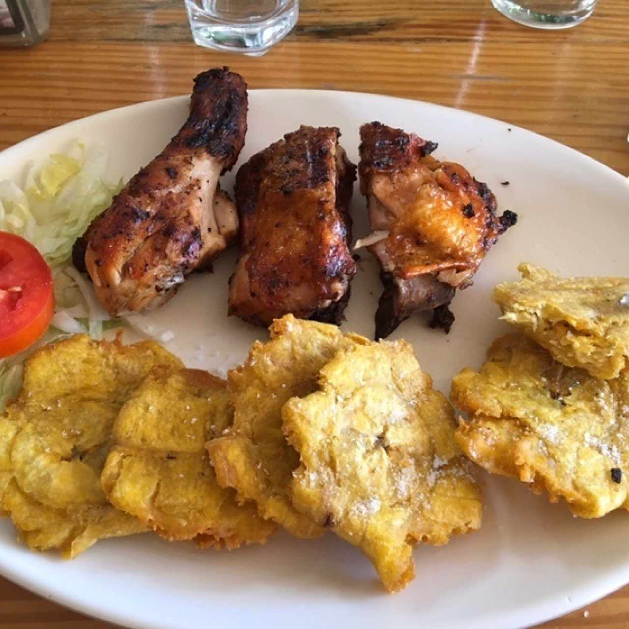 1/4 de pollo con patacones y ensalada