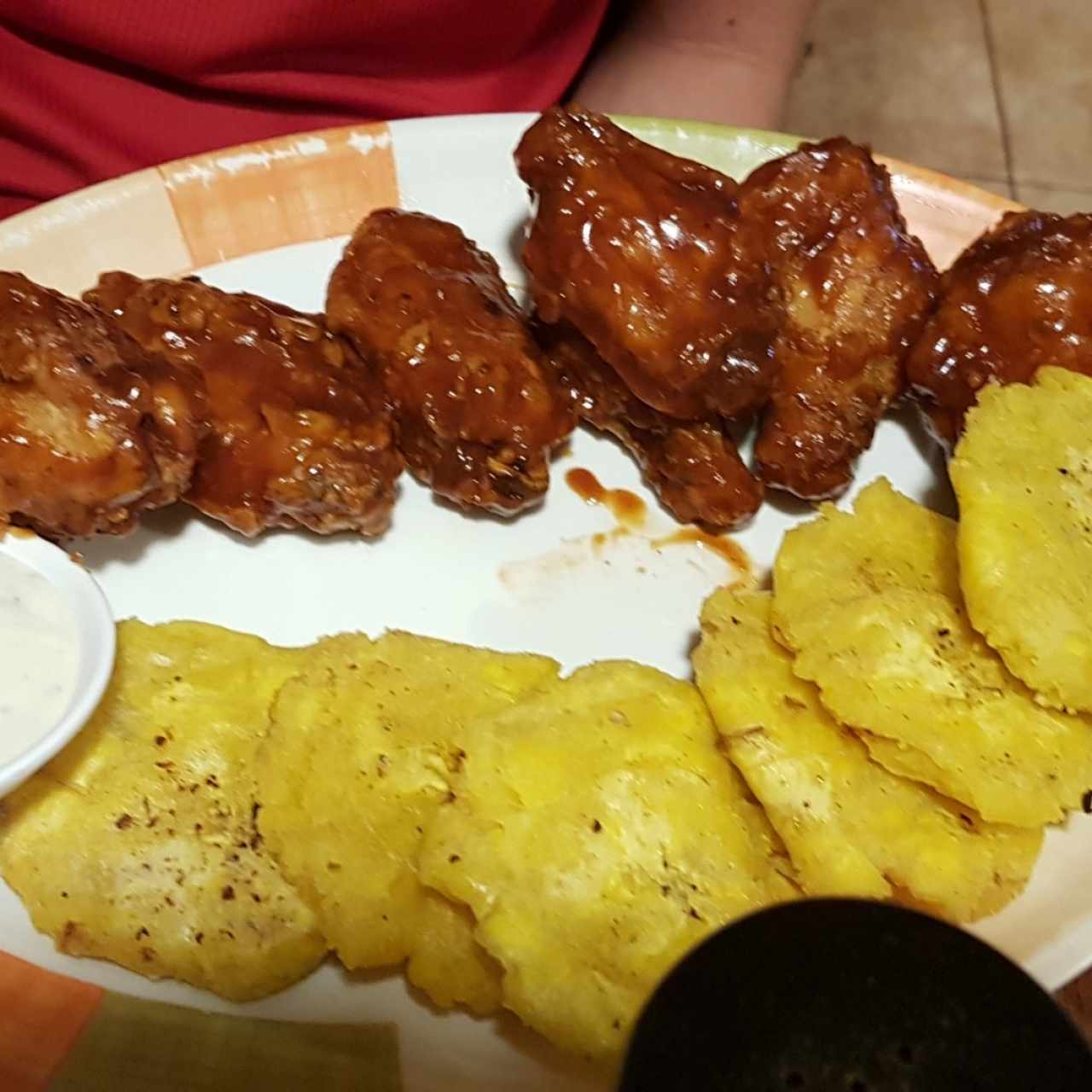 buffalo wings con patacones 