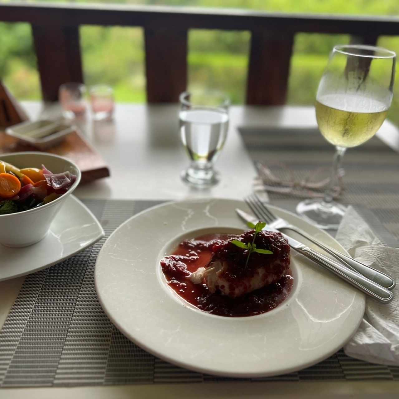 Pollo a la parrilla bañado en chutney de tomate de arbol