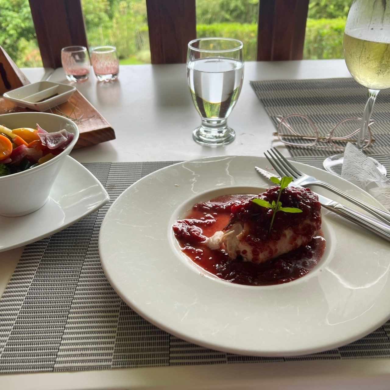 Pollo a la parrilla bañado en chutney dectomate de arbol con vegetales salteados 