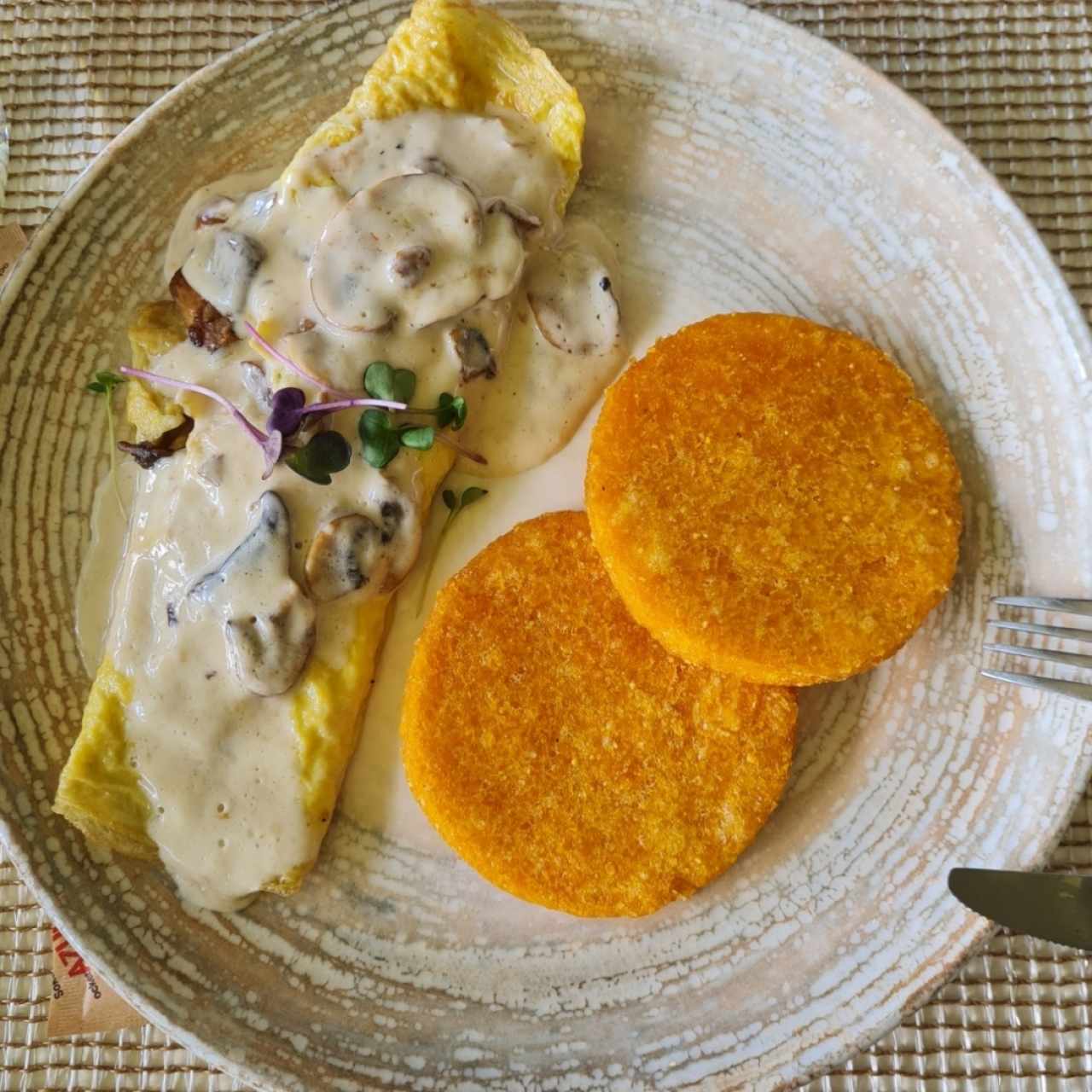 Omelette con salsa beschamel y champiñones y tortillas. 