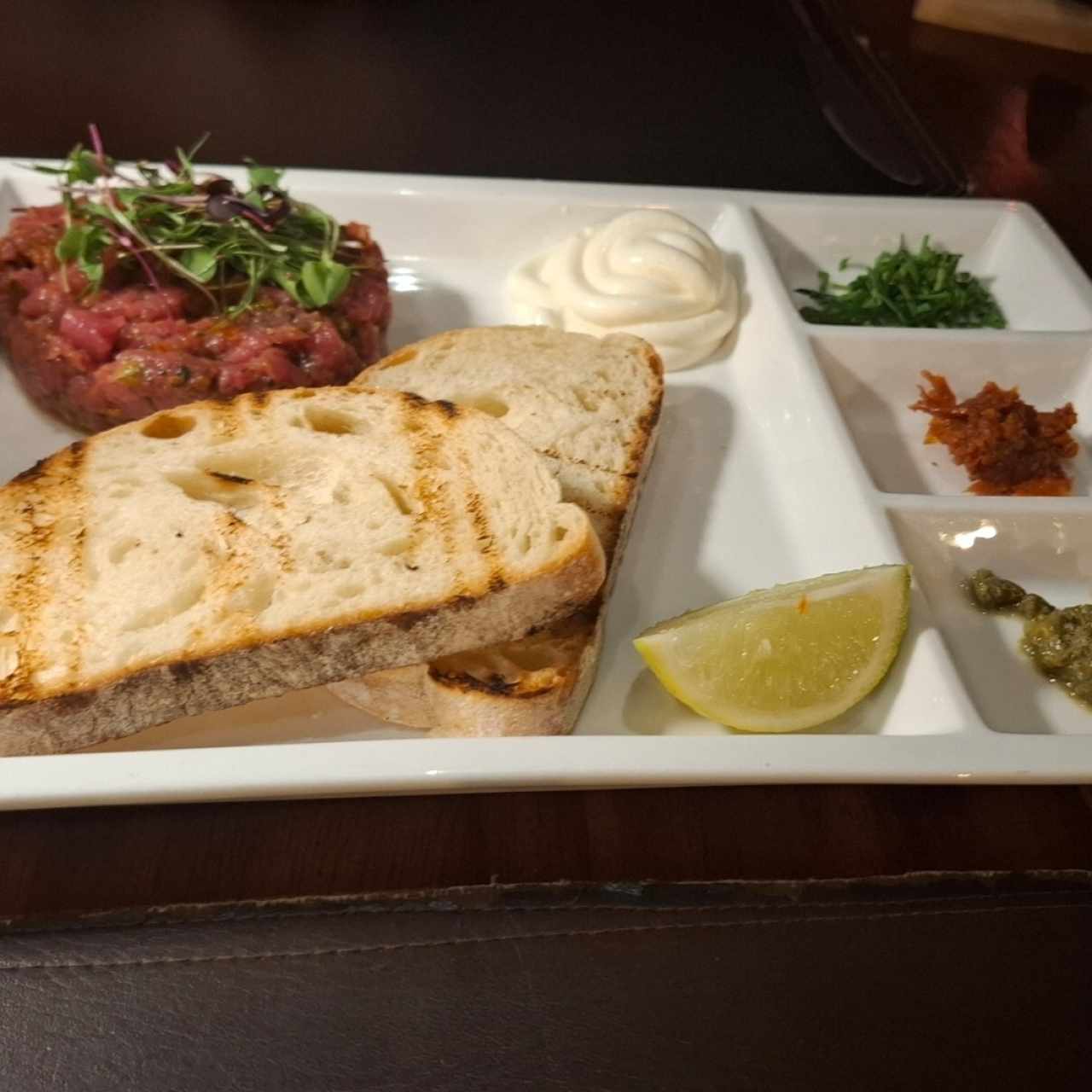 Tartar de Carne Angus Con Trufa y Pan a la Parrilla