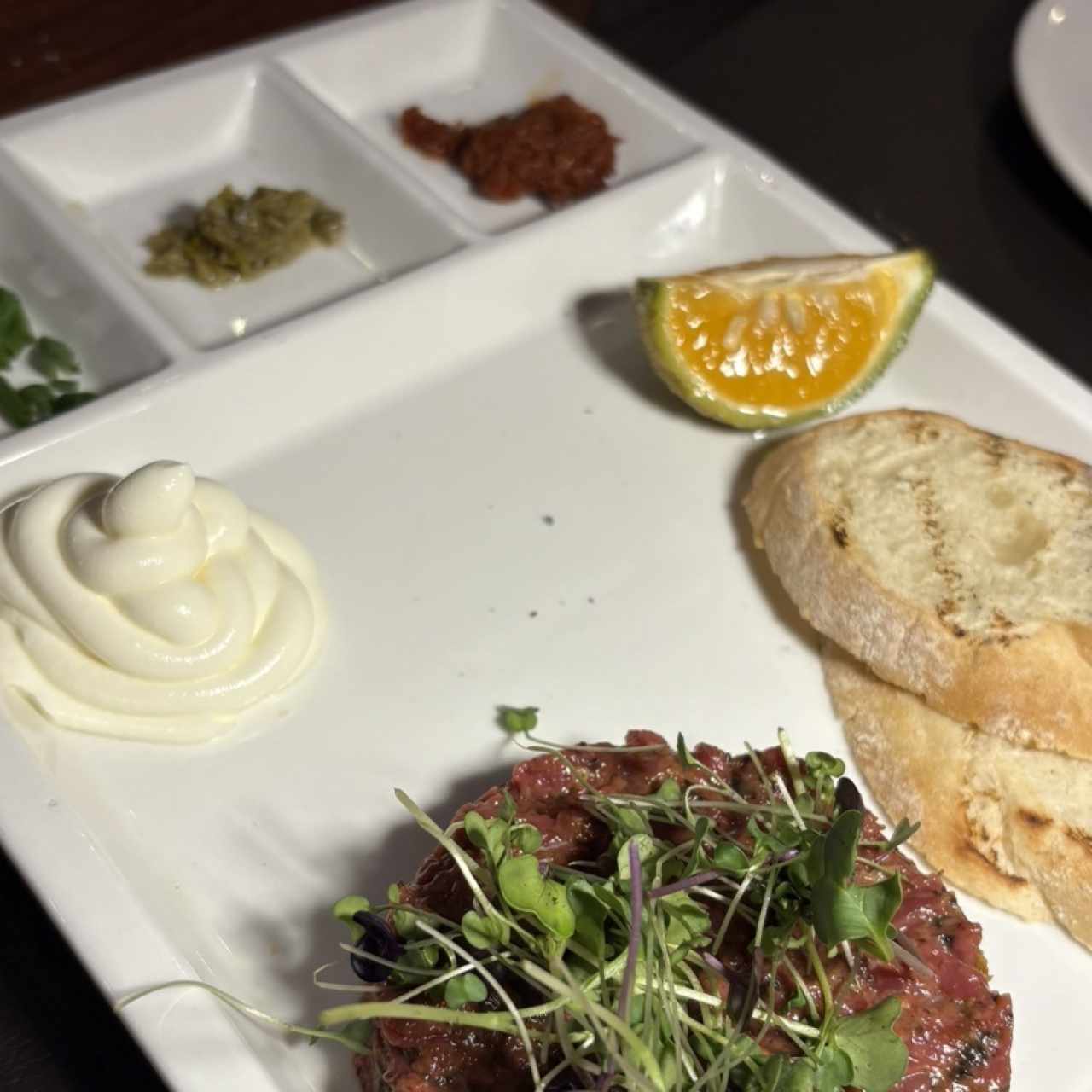 Tartar de Carne Angus Con Trufa y Pan a la Parrilla