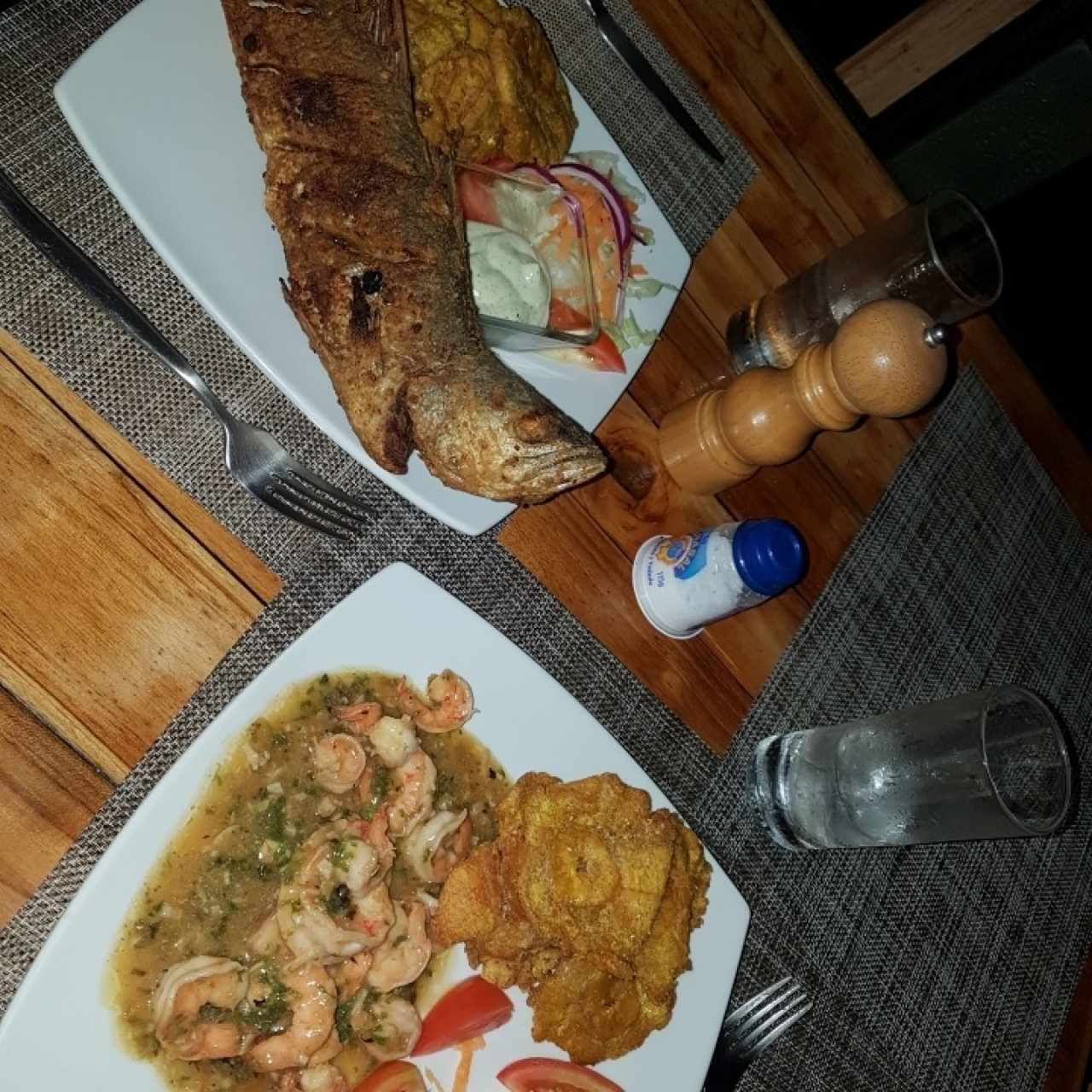 pescado frito y camarones al ajillo