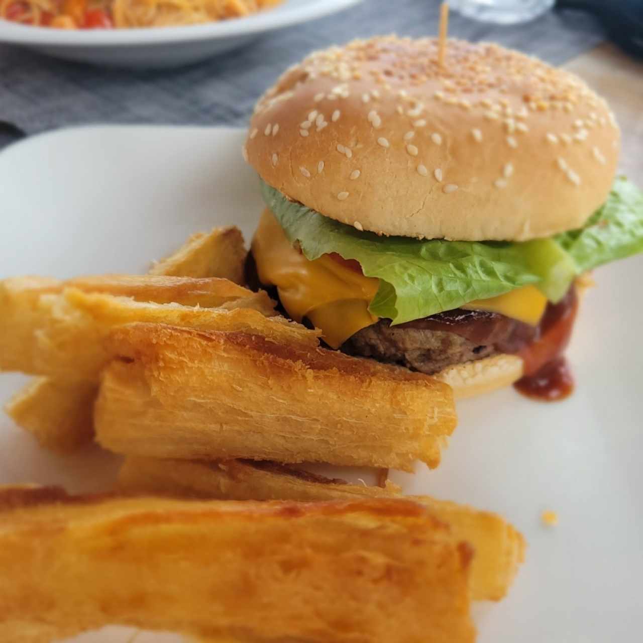 hamburguesa de carne con yucas