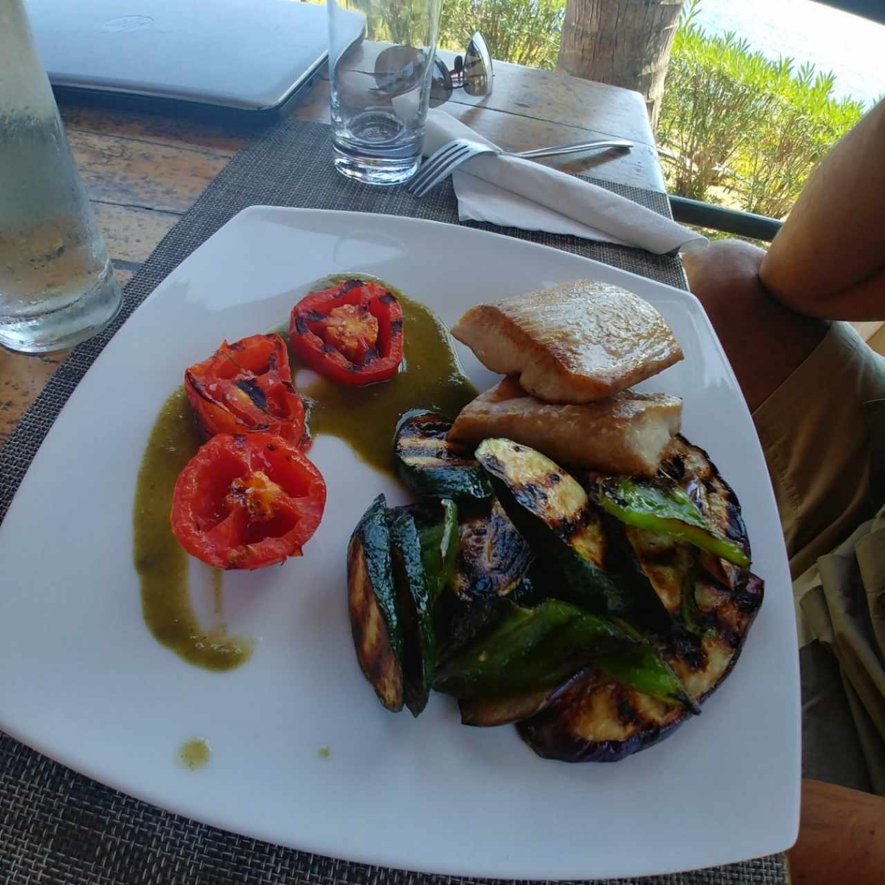 Dorado a la plancha con vegetales salteados