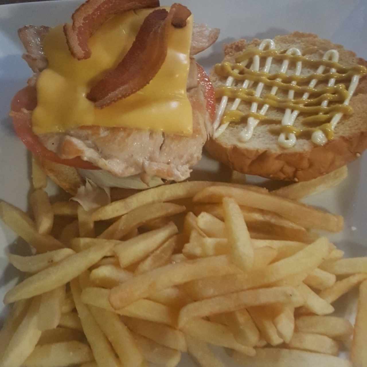 Hamburguesa de pollo con papas fritas