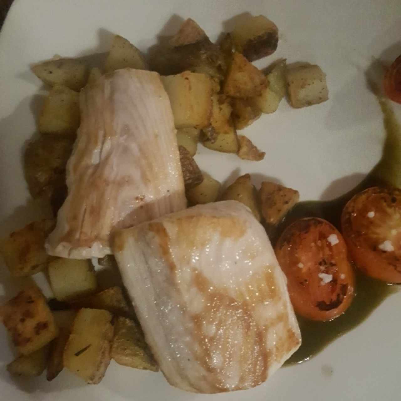 Dorado con papines y tomates asados con salsa de culantro