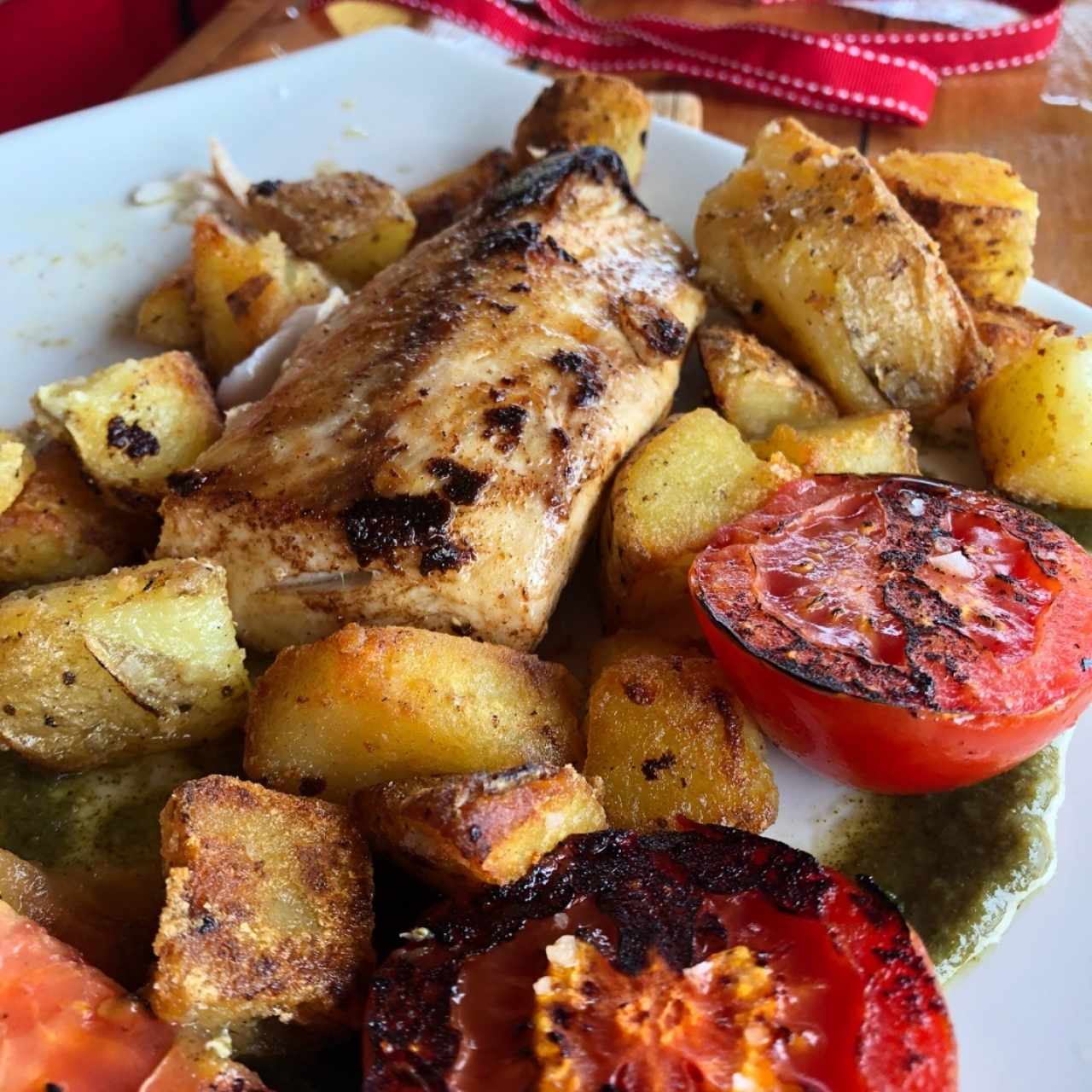 dorado en salsa de culantro y picante con papines y tomates rostizado