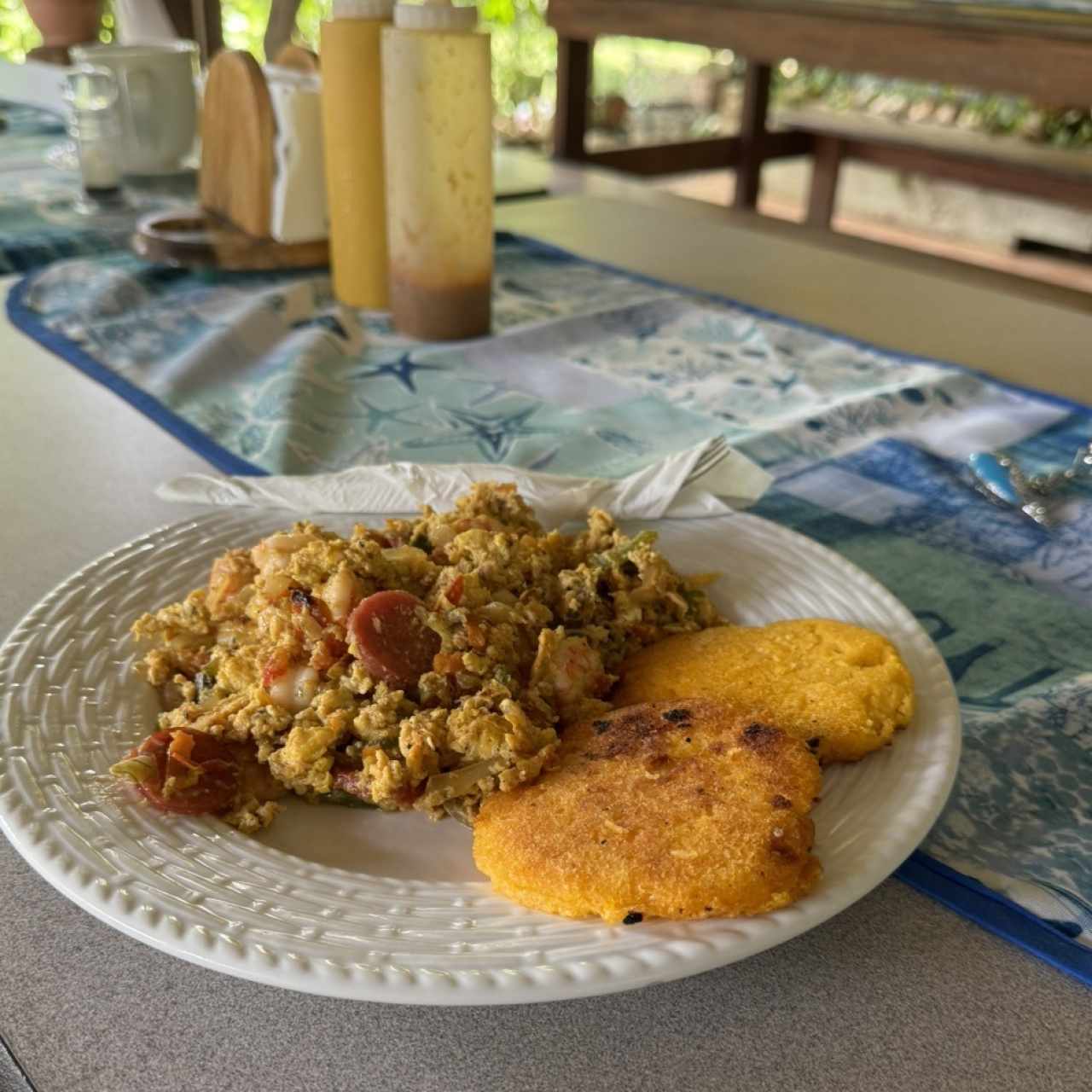 Huevos y tortillas con queso