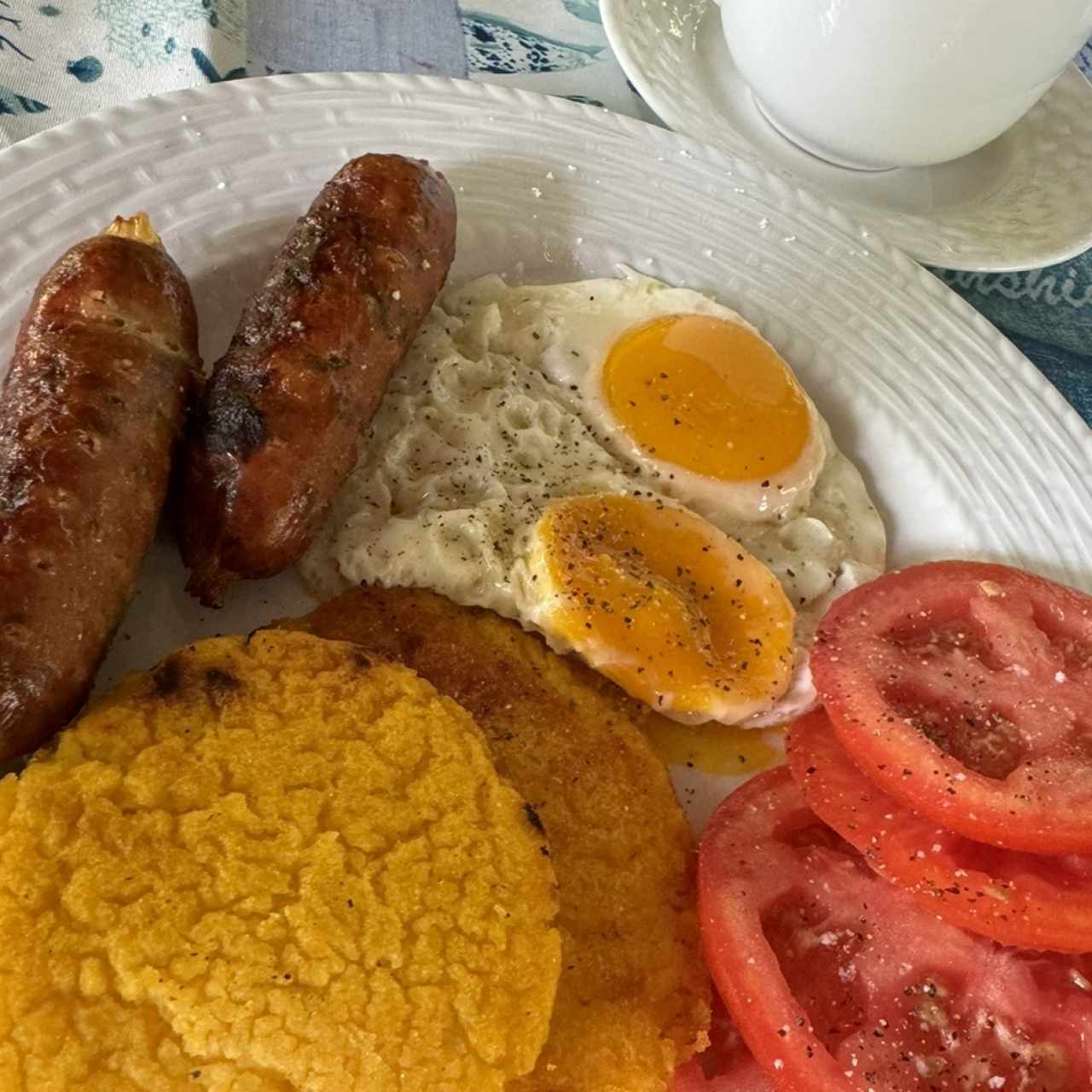 Huevos fritos, tortillas y tomate