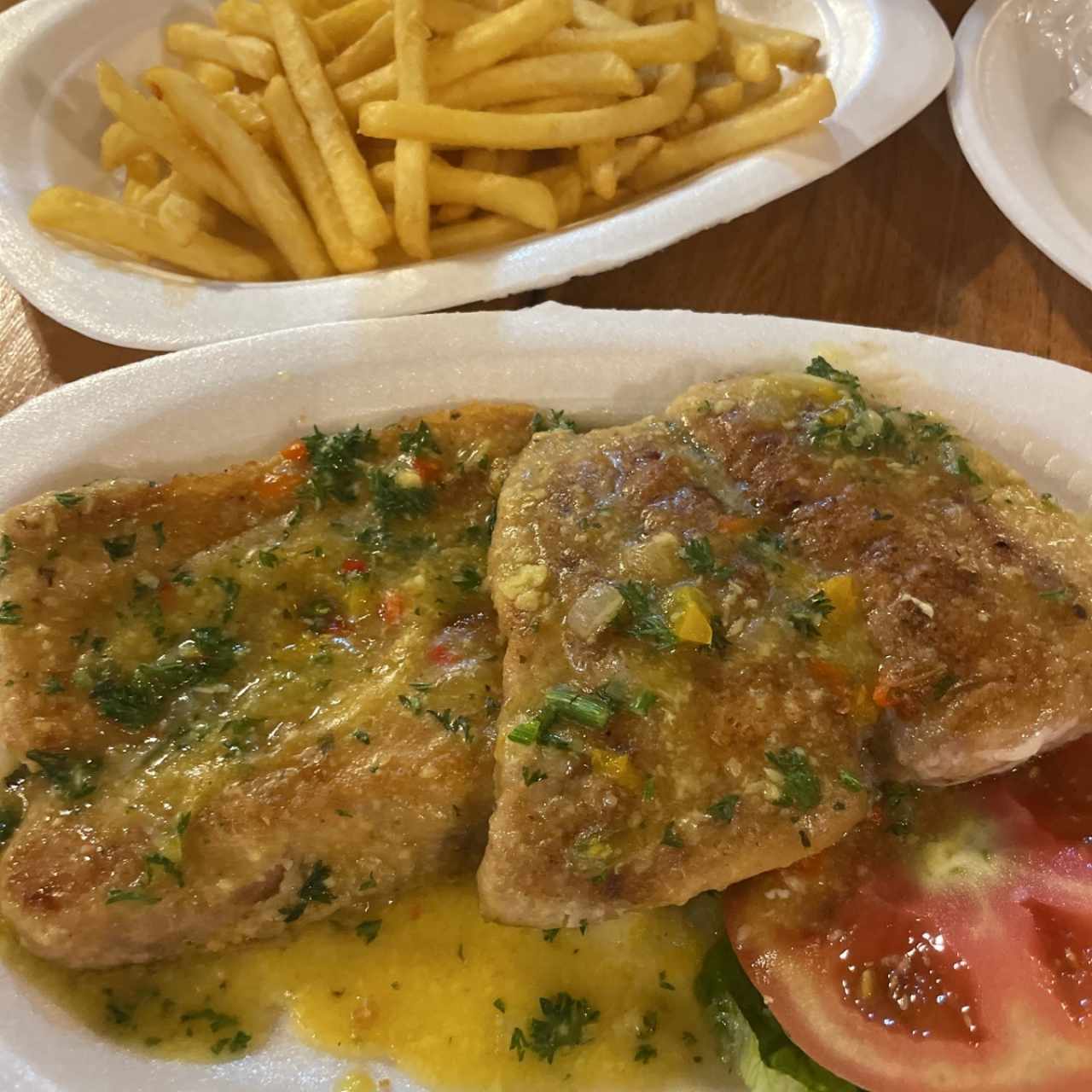 Corvina al ajillo con papas fritas 