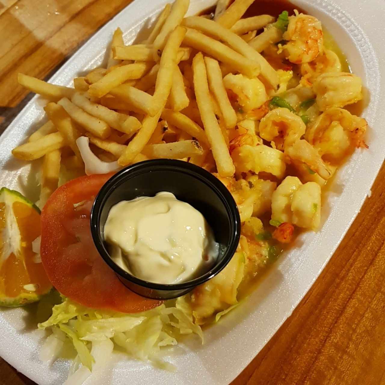 Camarones al ajillo con papas fritas 