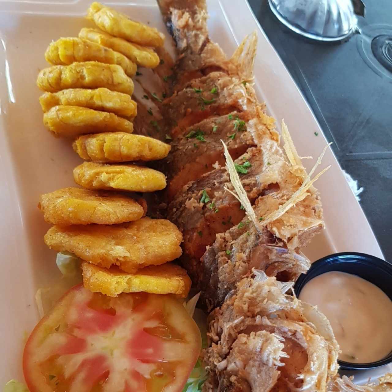 Pescado frito con patacones 