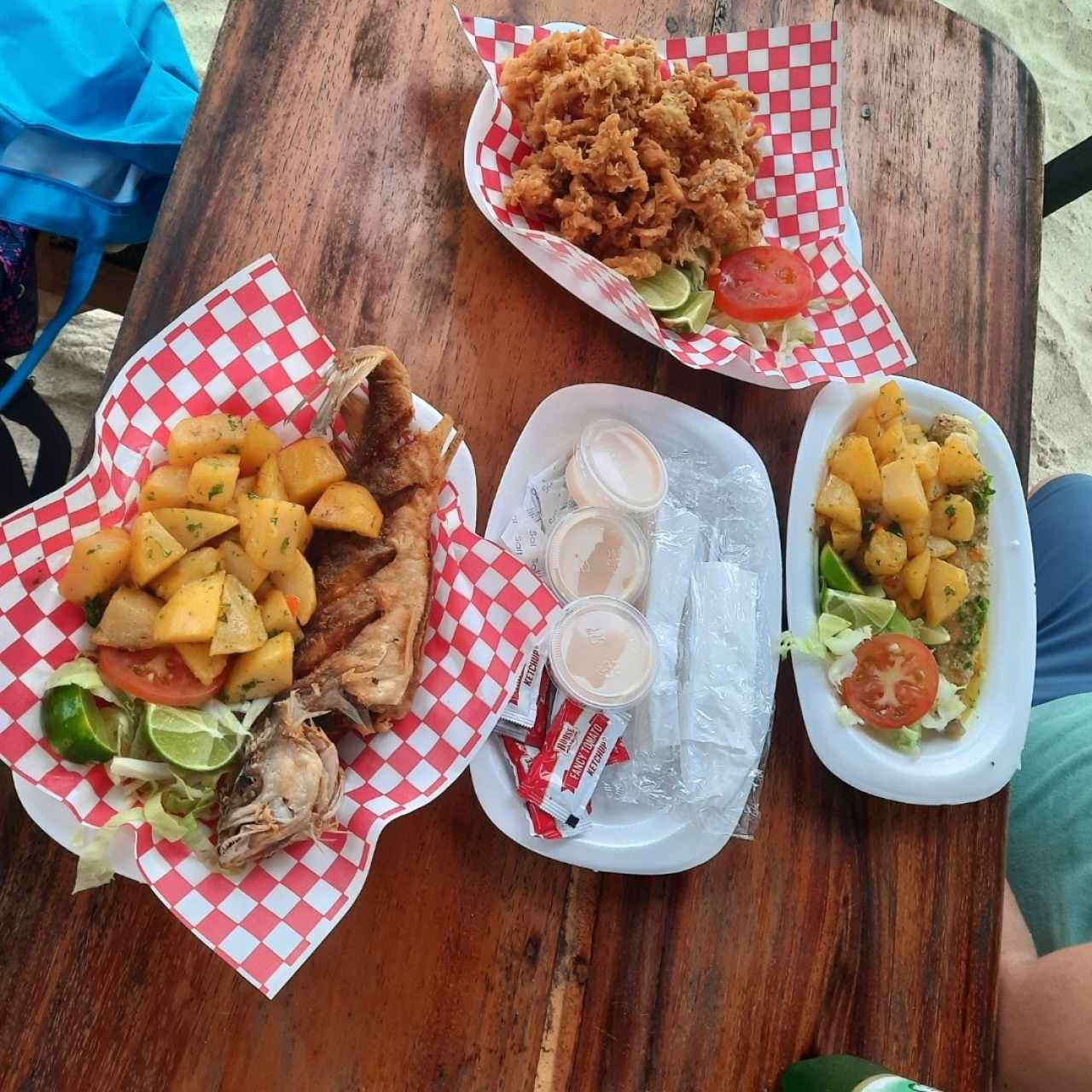 Pescao frito con papas salteadas, arañitas y Filete de corvina al ajillo.