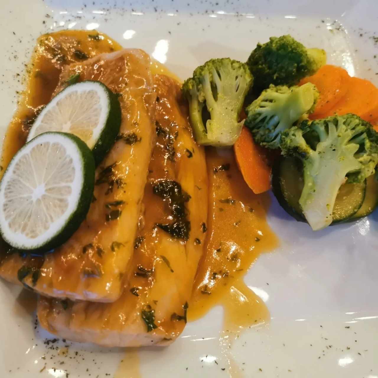 Pescado en salsa de mango con vegetales 👍😋