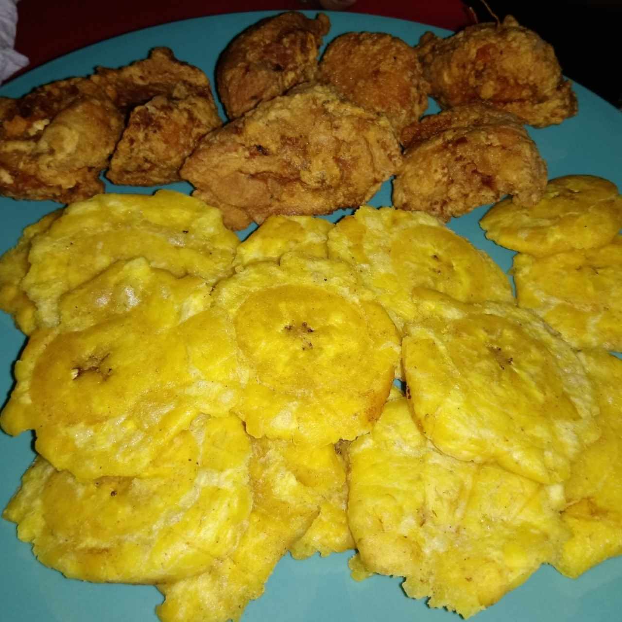 Pollo frito con patacones