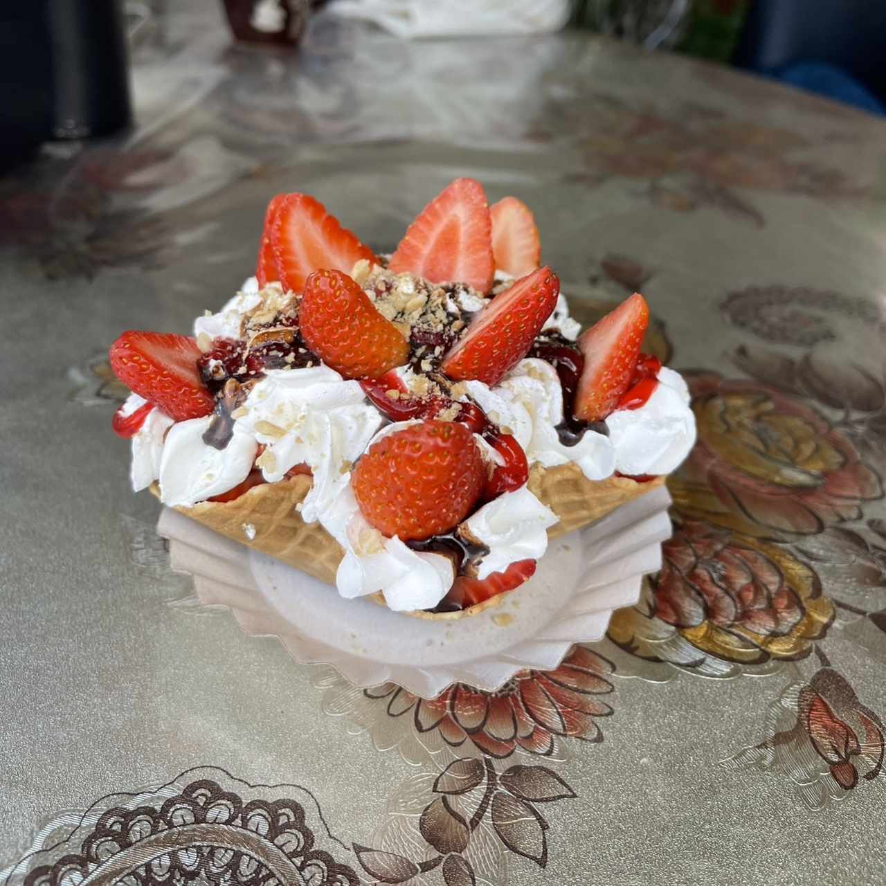 Fresas con crema, tradicional en waffle bowl