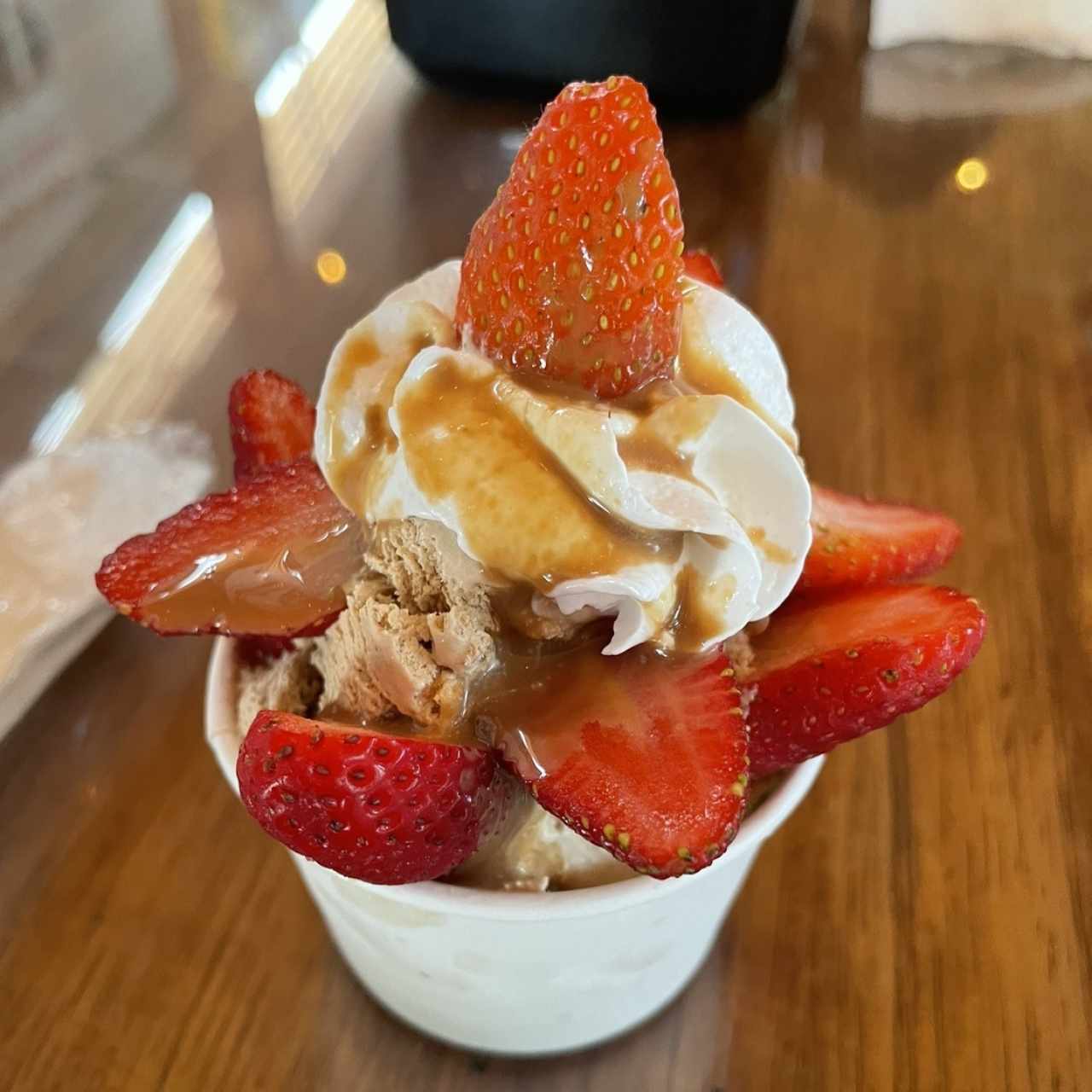 Helado de café con fresas