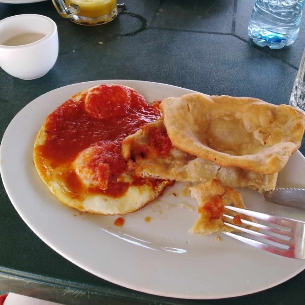 Huevos con salsa criolla y hojaldras