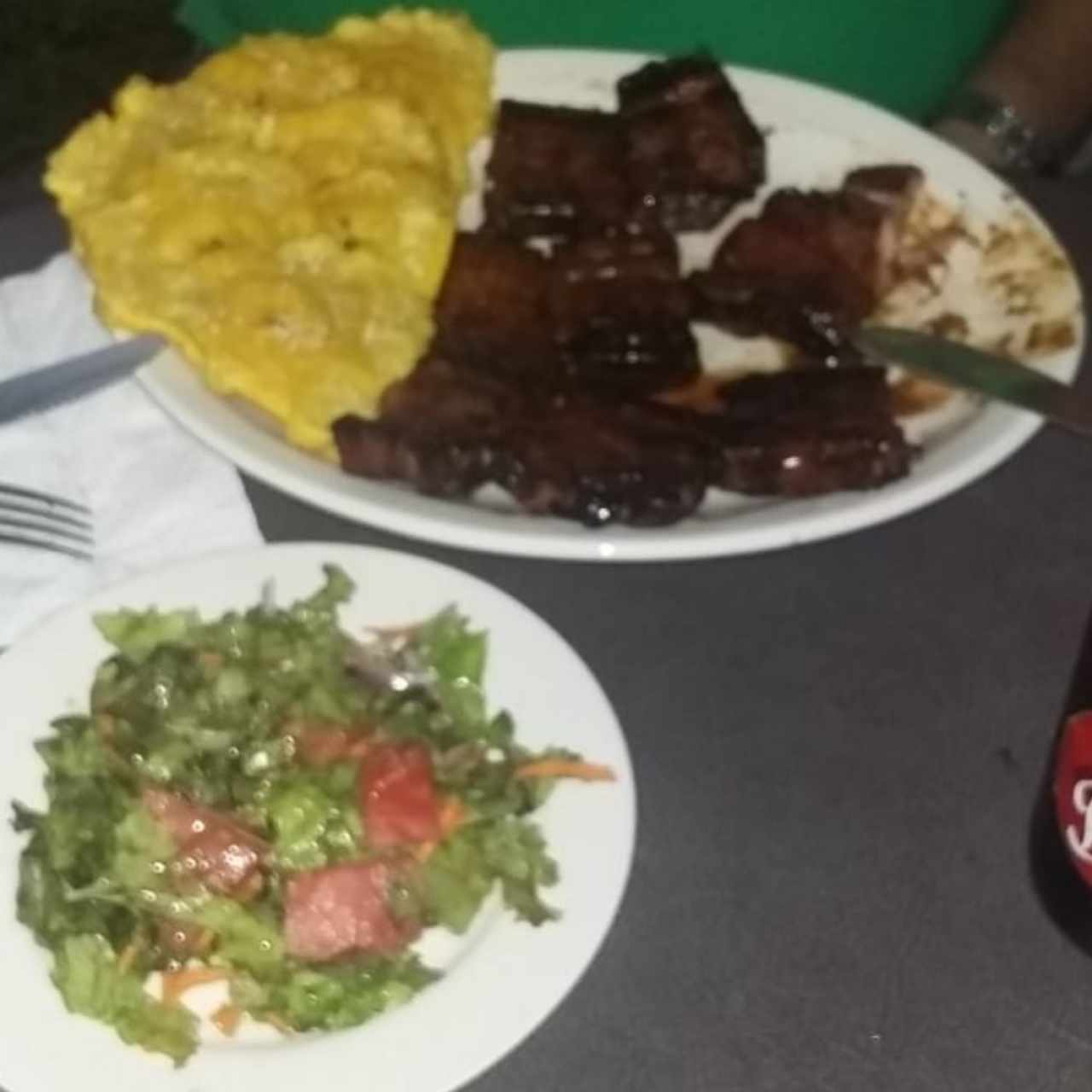 costillitas con patacones y ensalada