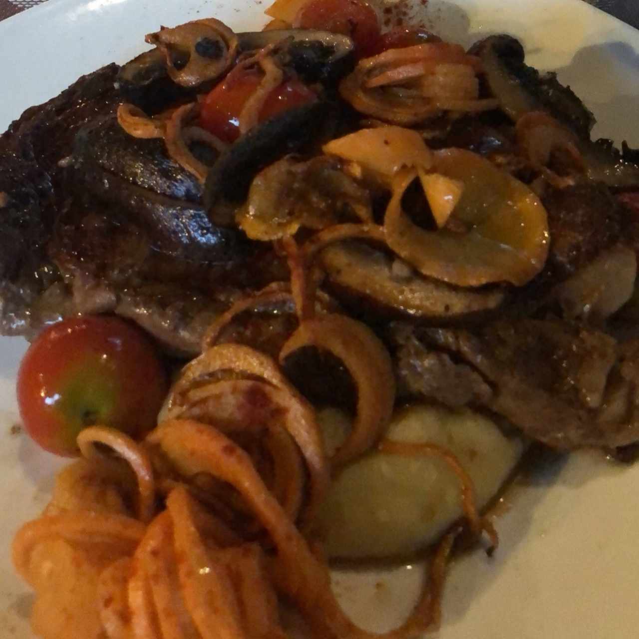 Rib eye con puré y vegetales asados