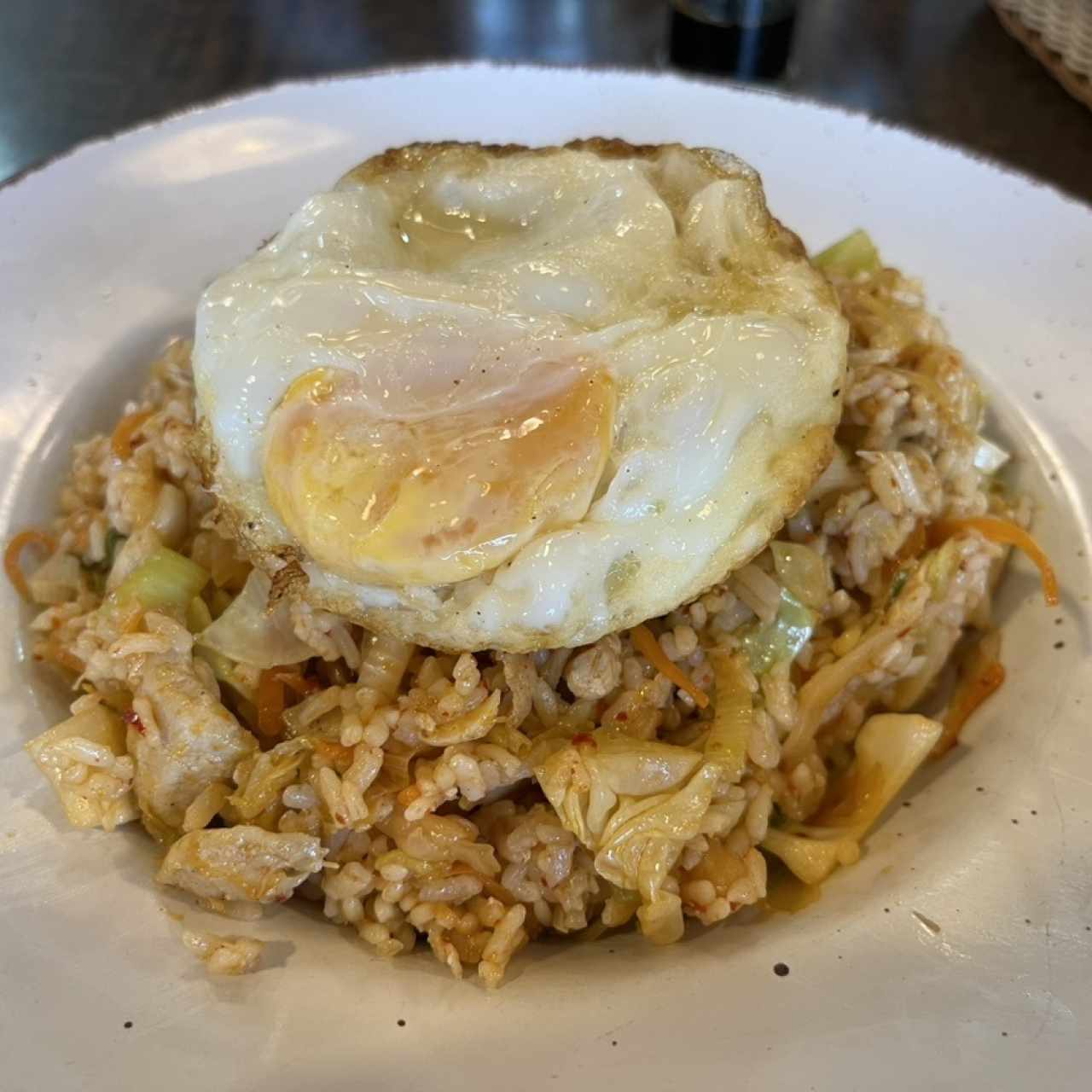 Arroz frito de pollo estilo koreano