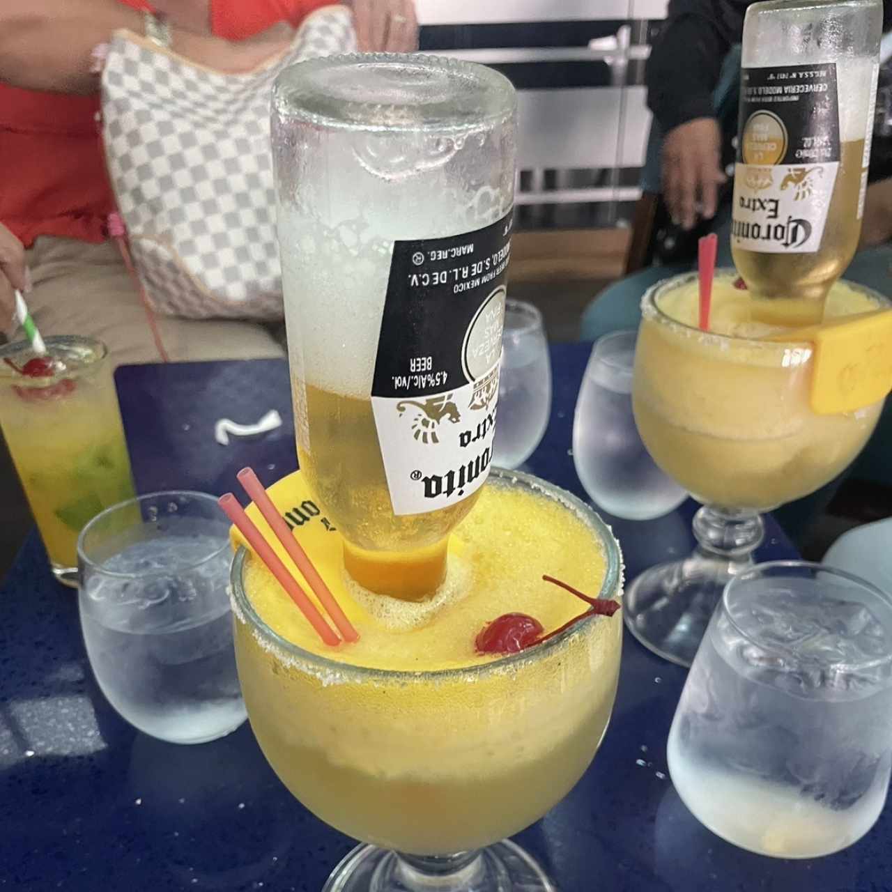 Margaritas de maracuyá coronadas