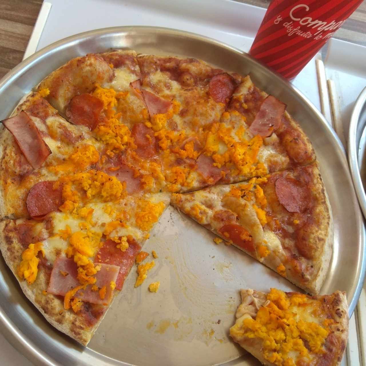 Pizza jamón, peperoni y pollo