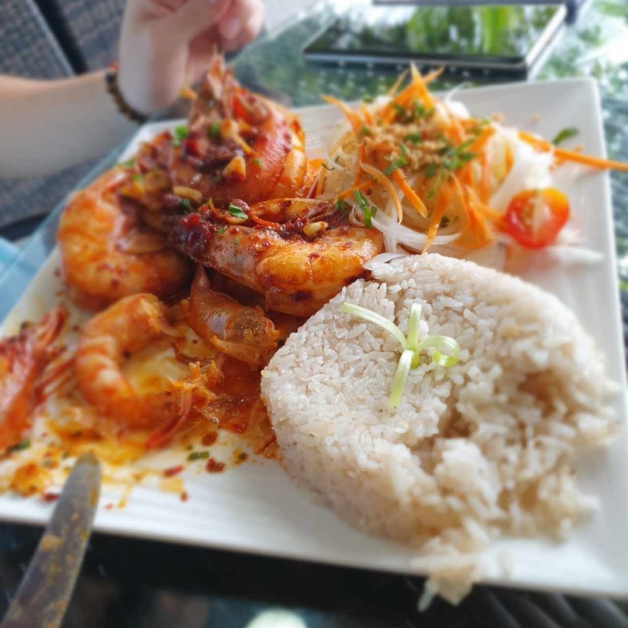 Langostinos con ajo y salsa de maní con arroz con coco