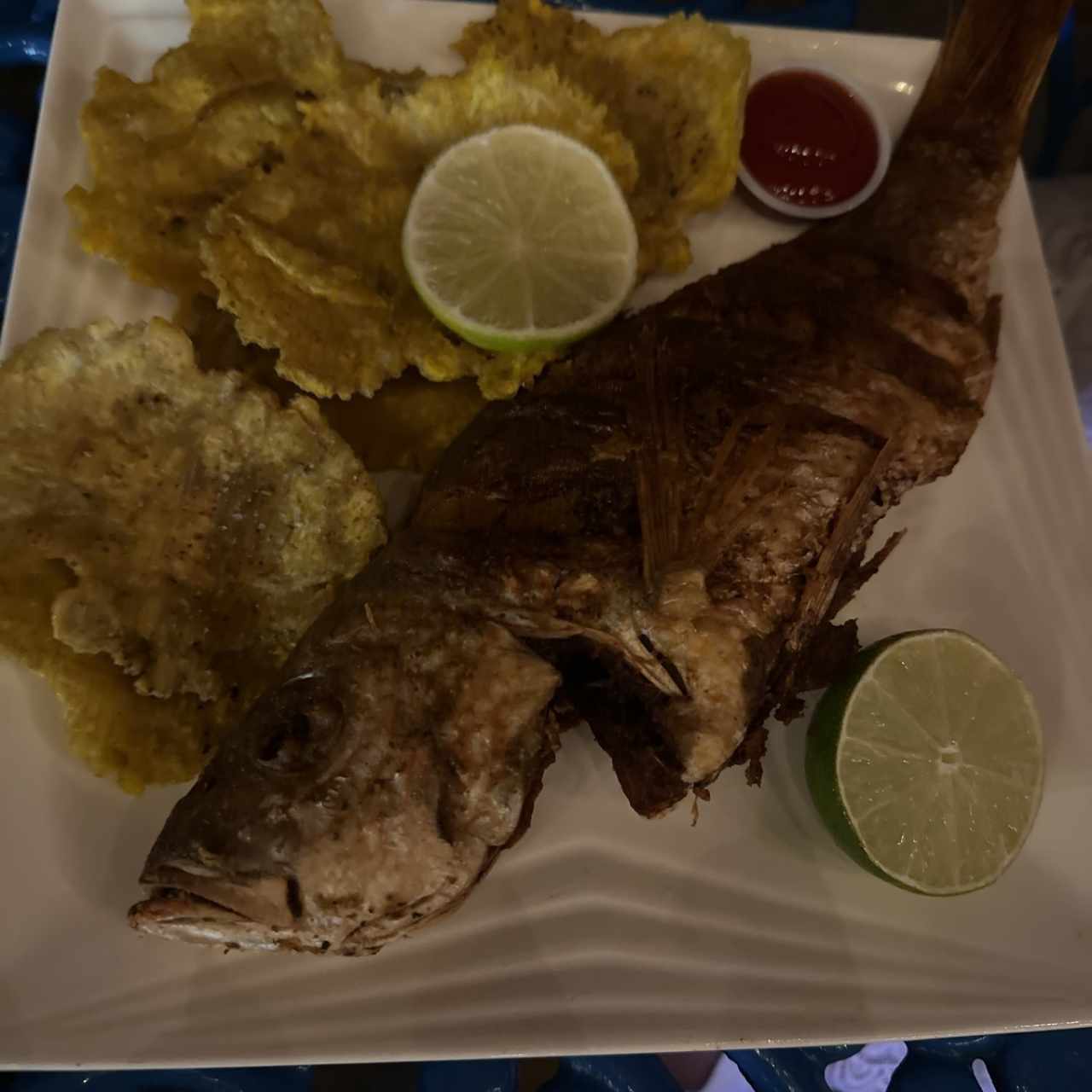 Pargo frito con patacones