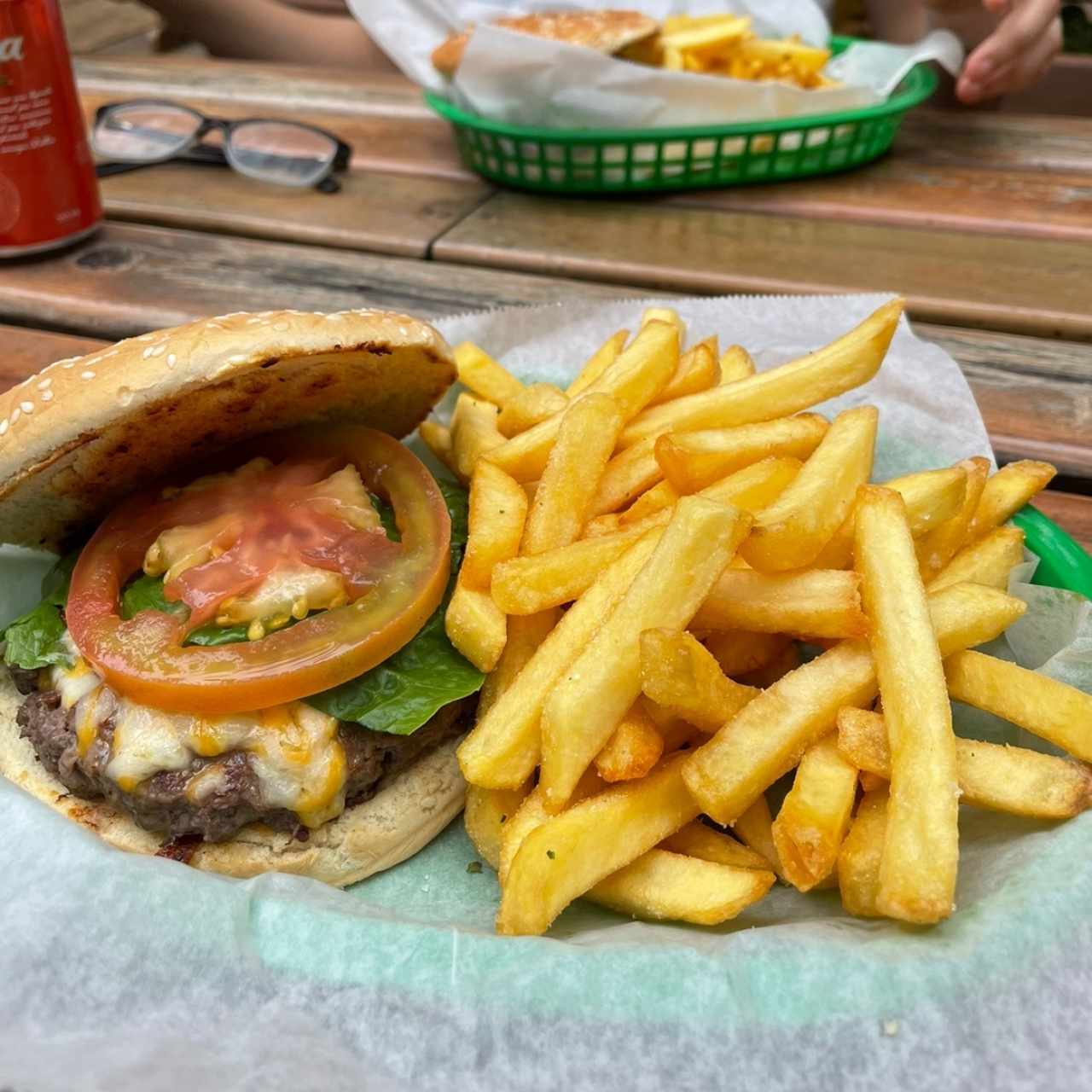 Hamburguesa de carne con papas 