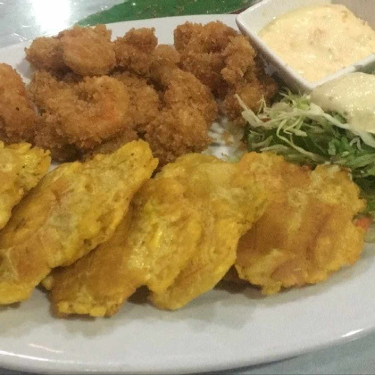 Camarones apanados con patacones