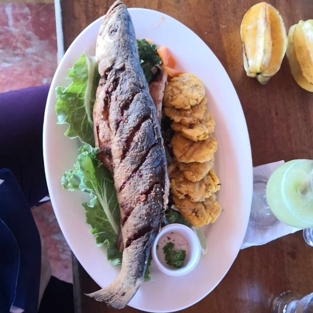 Pescado frito con patacones