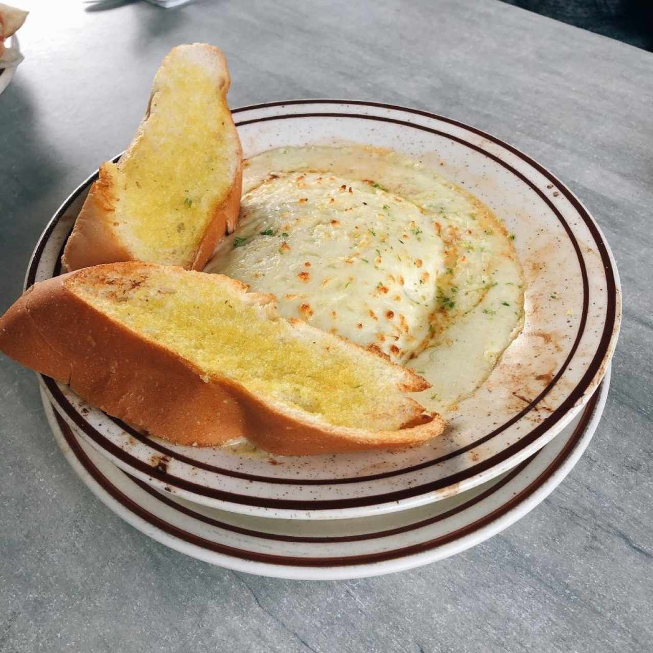 Lasaña gratinada de pollo en salsa blanca