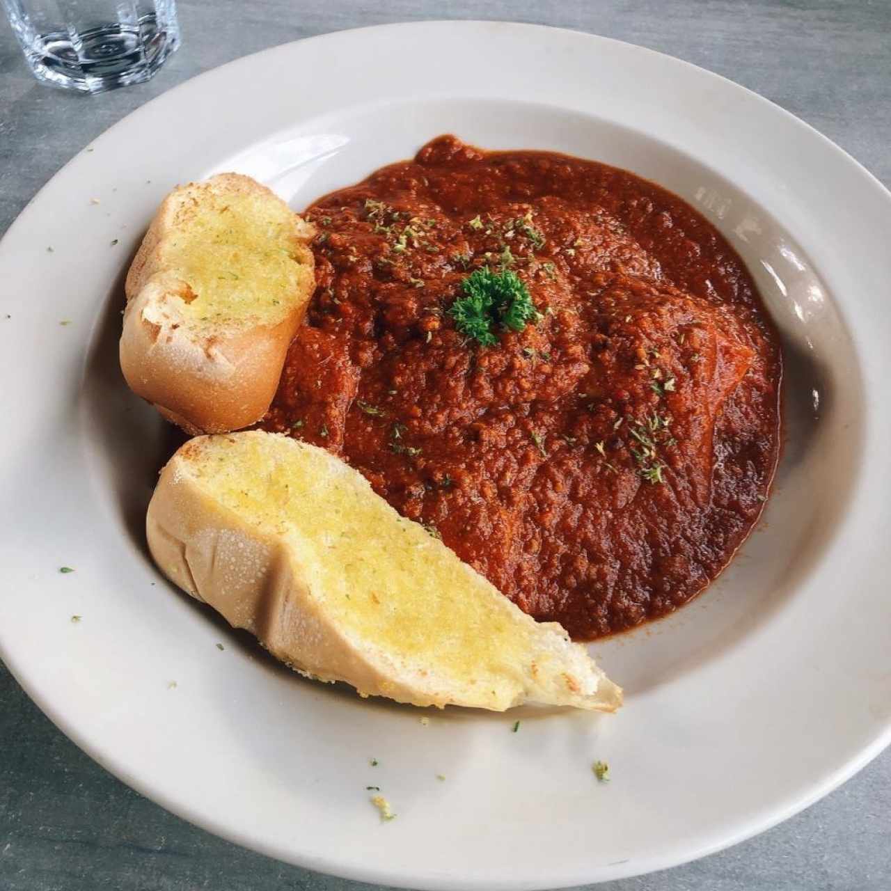 Ravioli de carne en salsa pomodoro