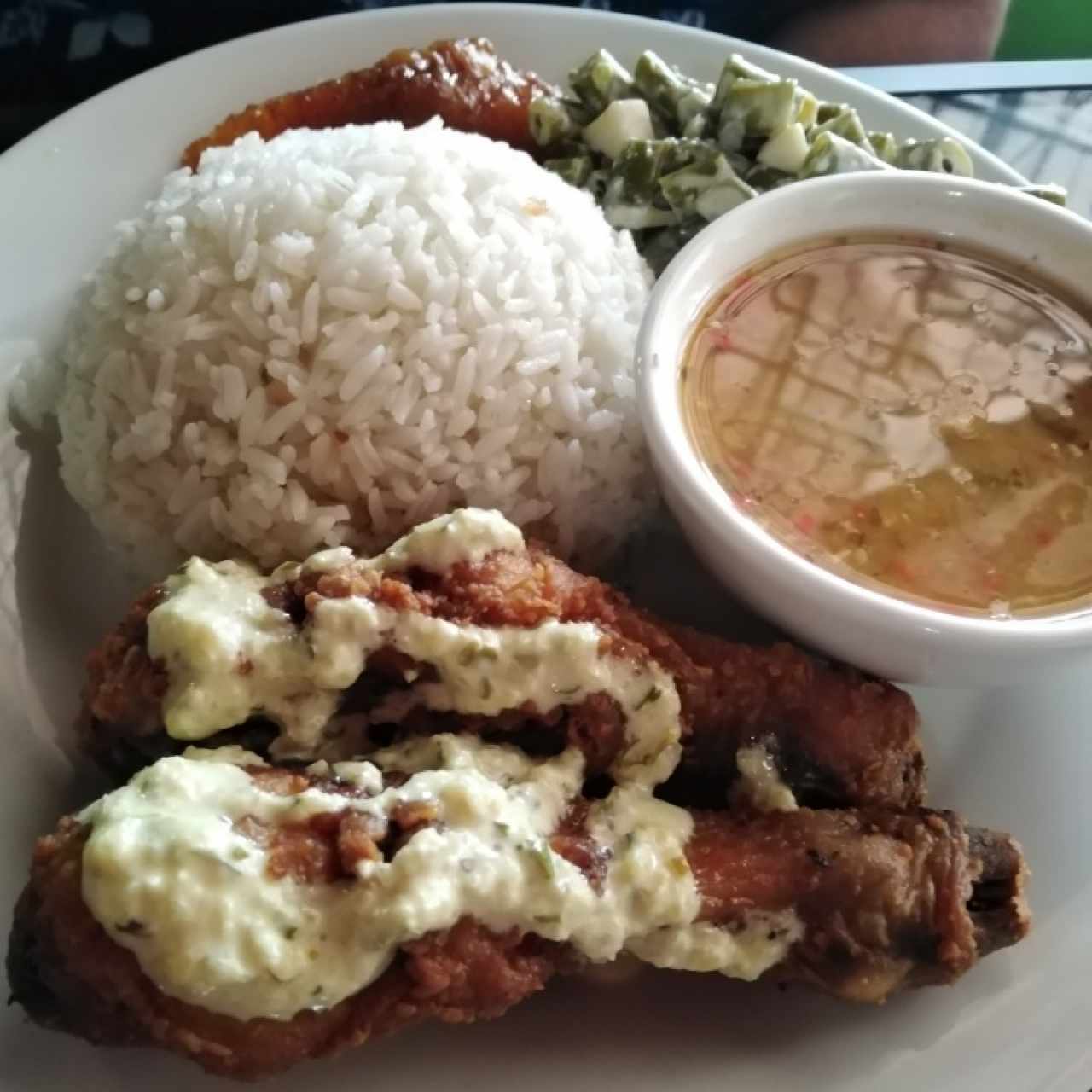 Pollo apanado con salsa tartara, arvejas, habichuelas, tajadas