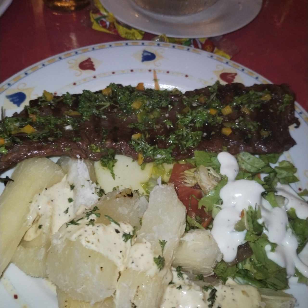 Entraña con yuca al moho