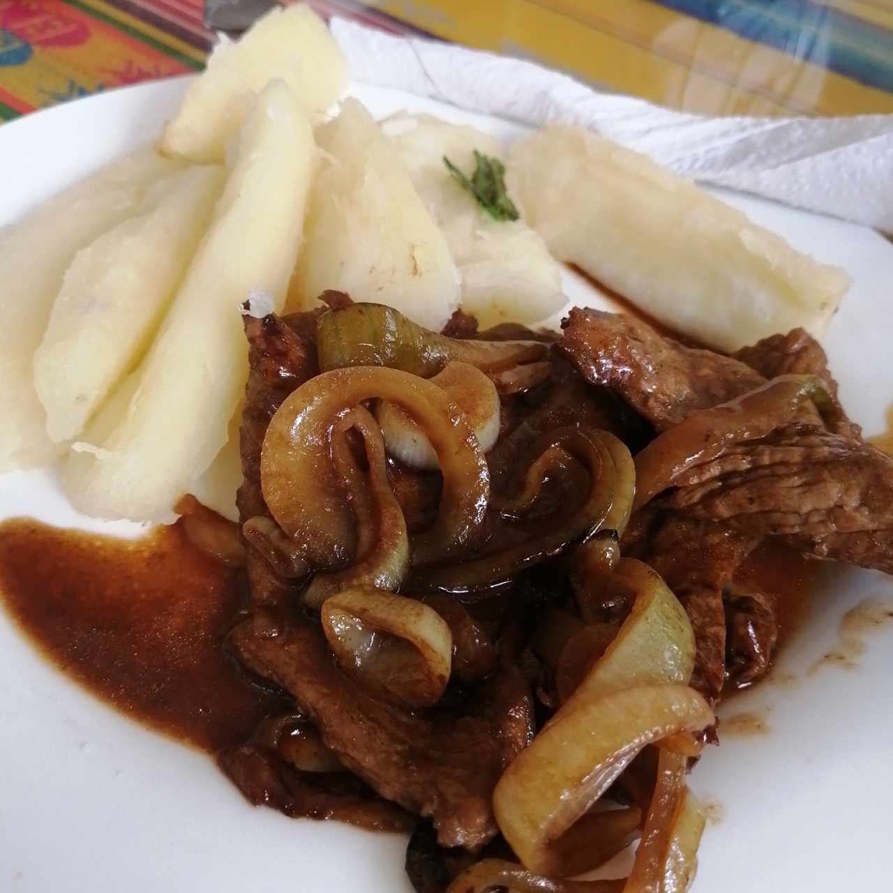 Bistec encebollado con yuca sancochada