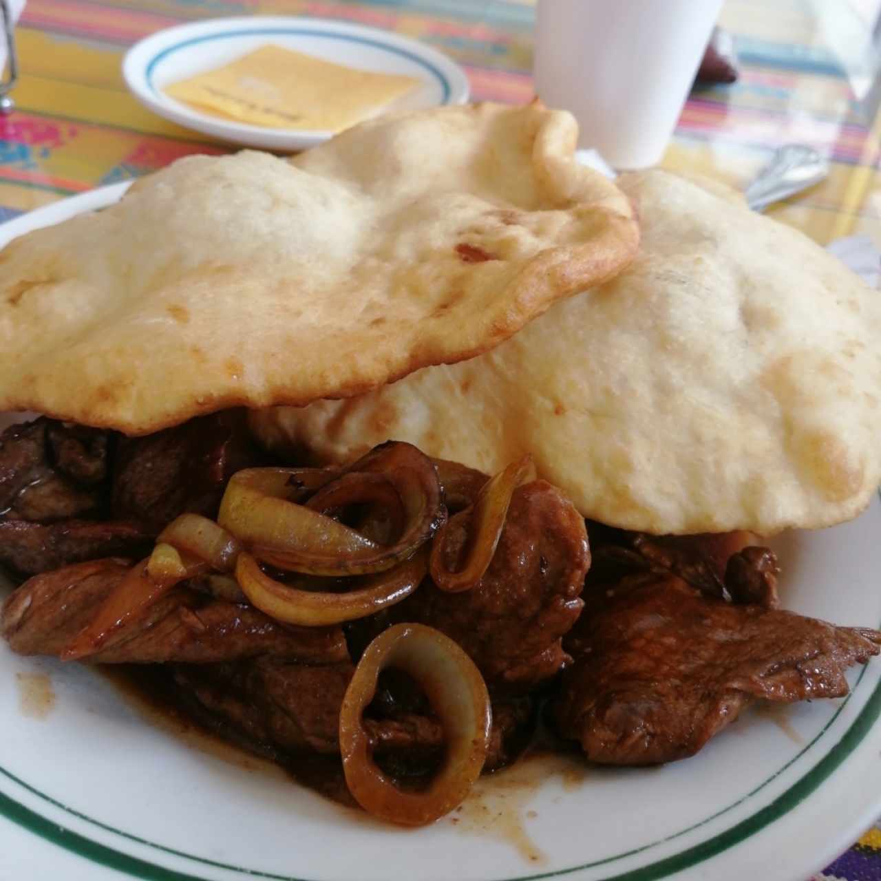 Bistec encebollado con hojaldres